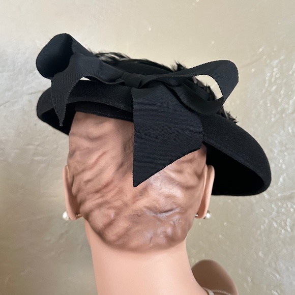 POSH 1940s' BLACK FELT WIDE BRIM HAT WITH BLACK/WHITE FEATHER TRIM - Picture 5 of 15